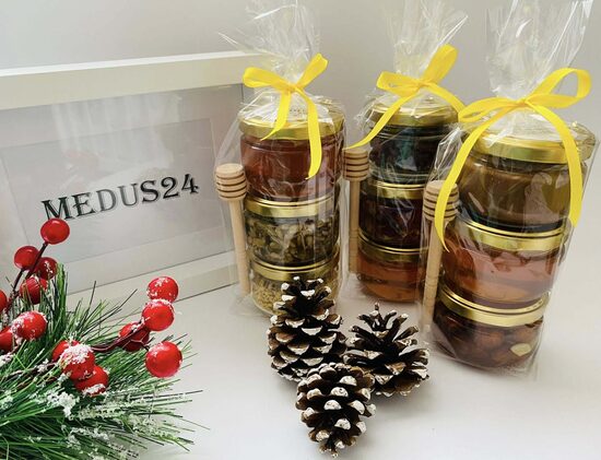 Medus komplekts iesaiņojumā ar medus karotīti