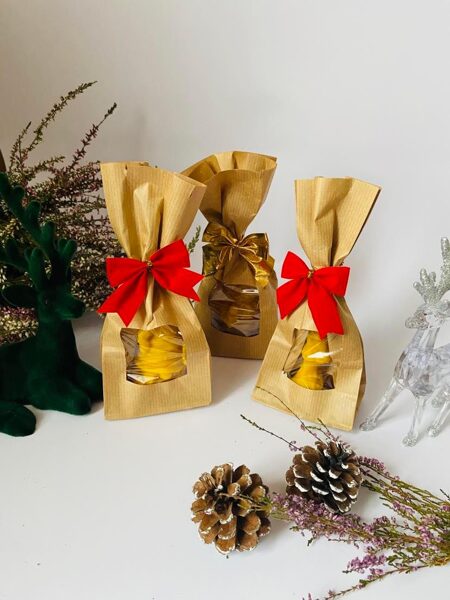 Maza svece pēc izvēles mazā dāvanu iesaiņojumā