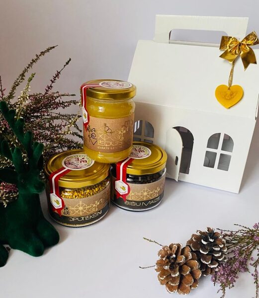 Dāvanu komplekts mājiņā ar eglīšu rotājumu