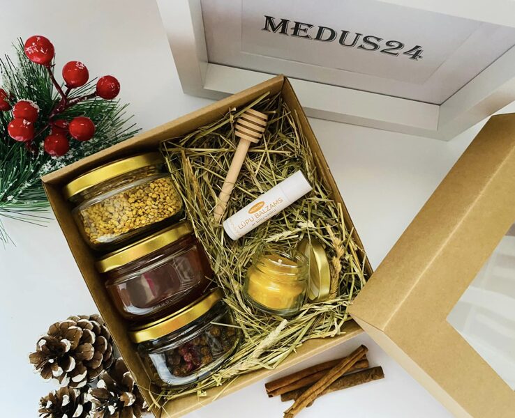 Dāvanu komplekts svecīte burciņā, lūpu balzams, mazā medus karote