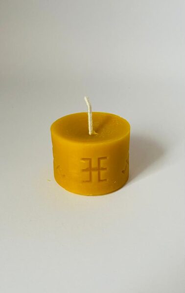 Zemā, ar etniskajiem rakstiem